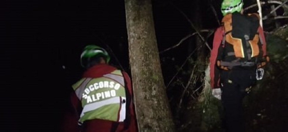 Superano la ferrata ma poi si perdono nel bosco e finiscono in un canalone innevato: sorpresi dall'arrivo del buio